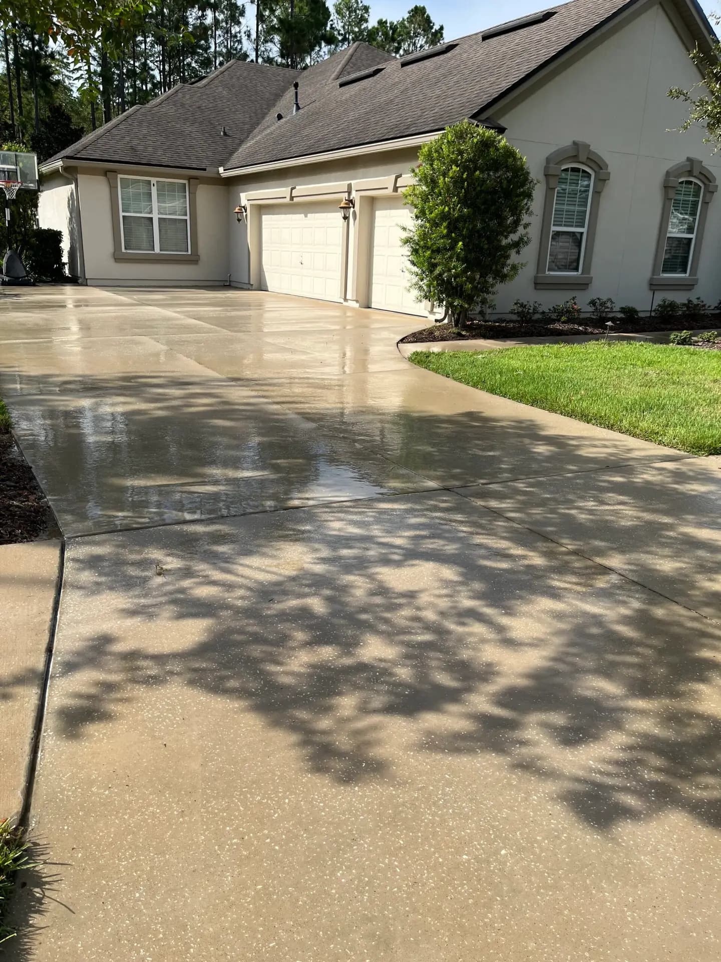 Clean modern home exterior and driveway in St. Johns, Florida
